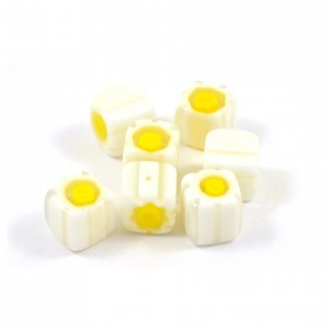Bille de verre millefiori cube 8mm blanc et jaune